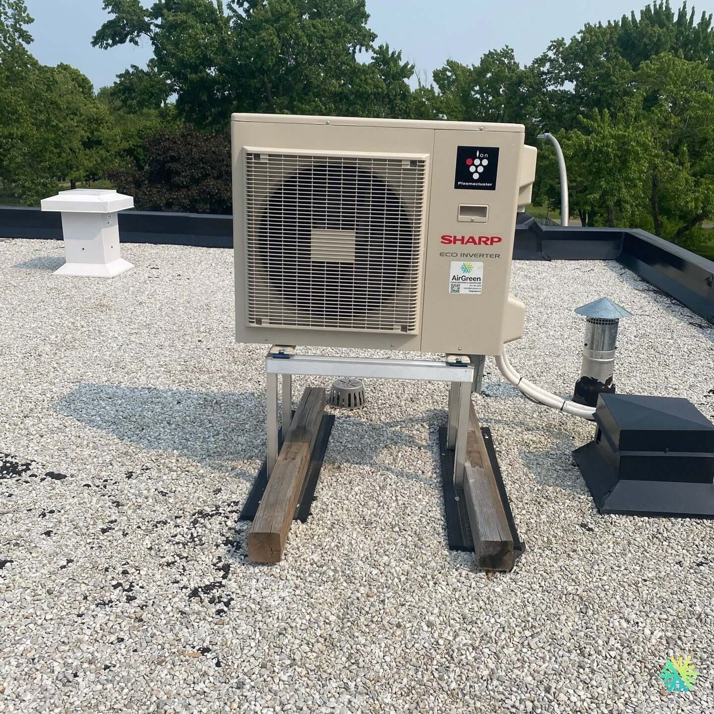 Installation d’une Sharp thermopompe murale sur toit plat à Rosemont–La Petite-Patrie