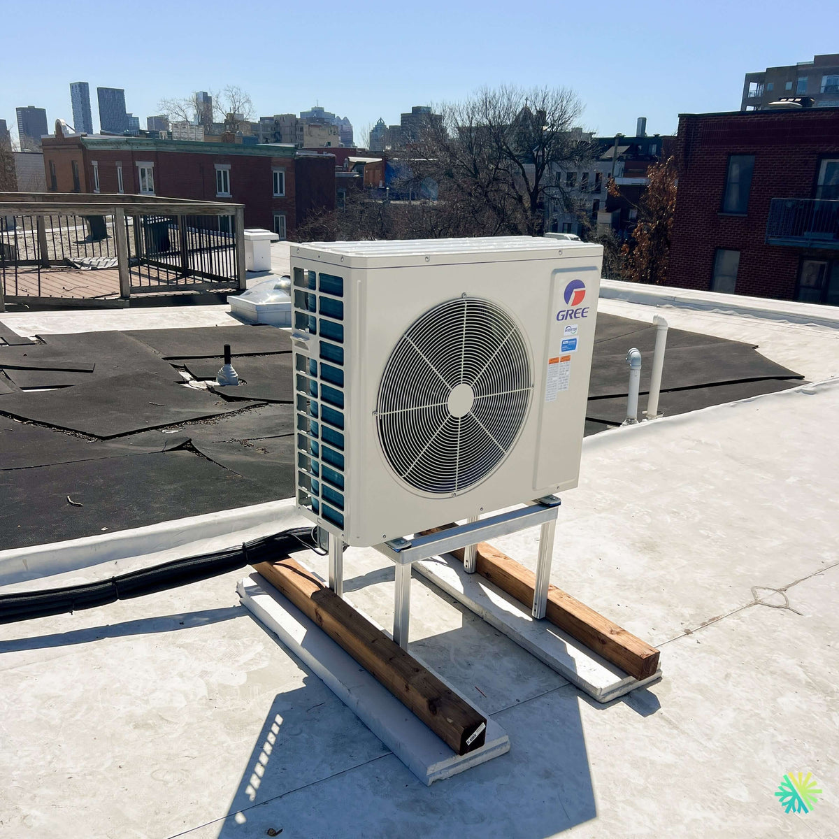 Installation d’une thermopompe 3 têtes GREE Free Match R32 sur toiture à Saint-Jude, avec support surélevé pour le climat québécois
