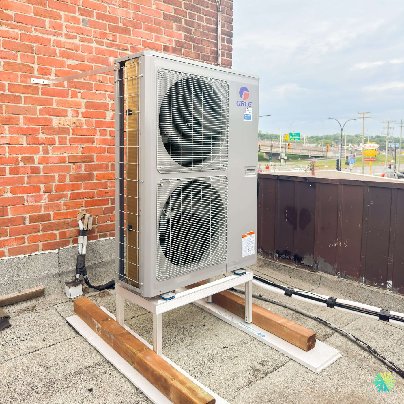 Installation d'une thermopompe centrale GREE FLEXX R32 ULTRA (par Dettson) sur toit plat à Upton, dans la MRC d'Acton