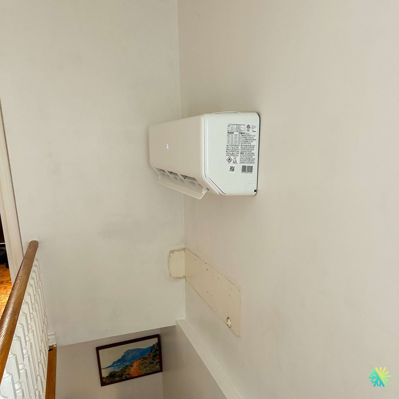 Installation d’une thermopompe double zone MIDEA MIDEA28 à Ville Mont-Royal : 2 têtes murales, 1 unité extérieure, confort ciblé sur deux niveaux