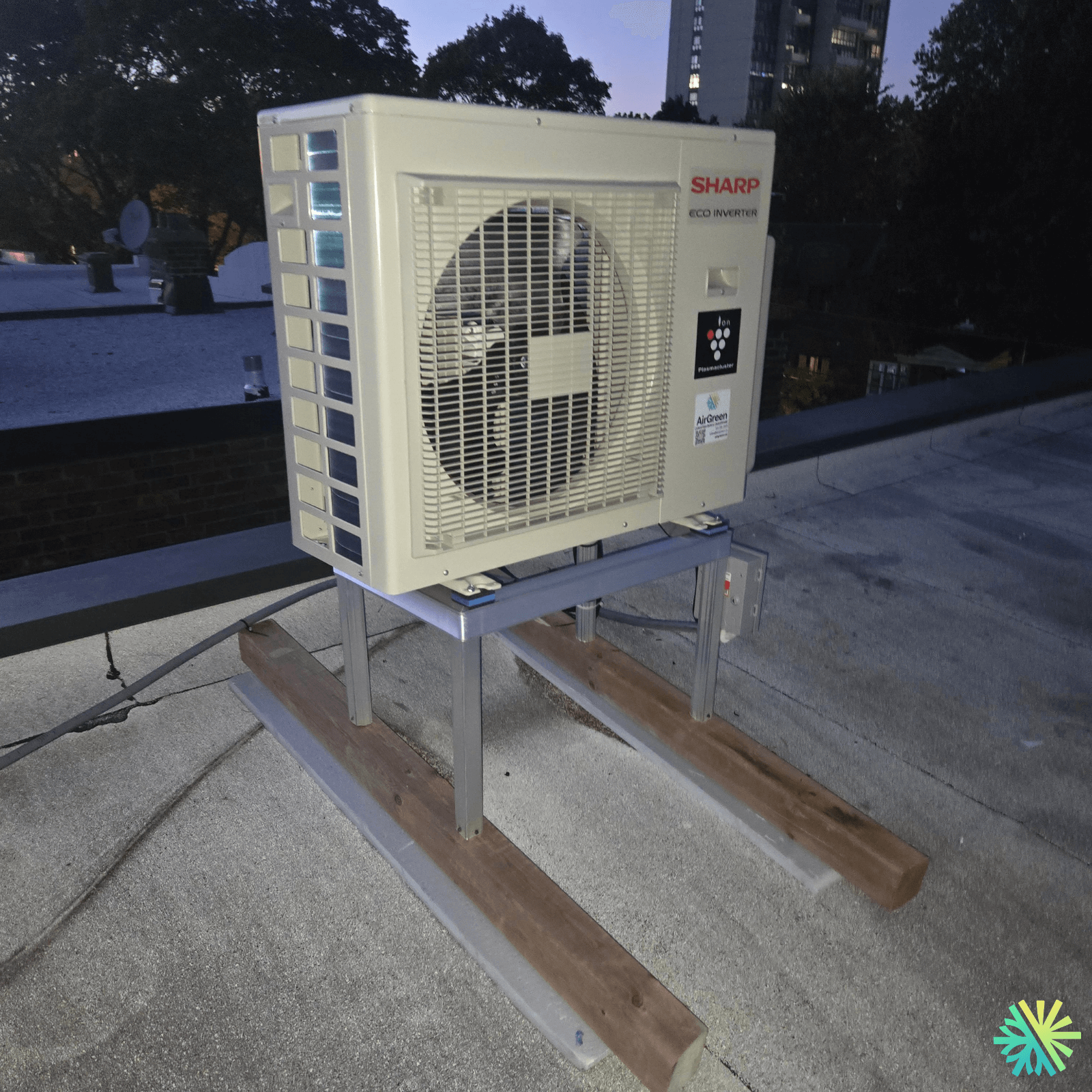 Installation d’une thermopompe Sharp à Westmount : une solution durable et performante sur toiture