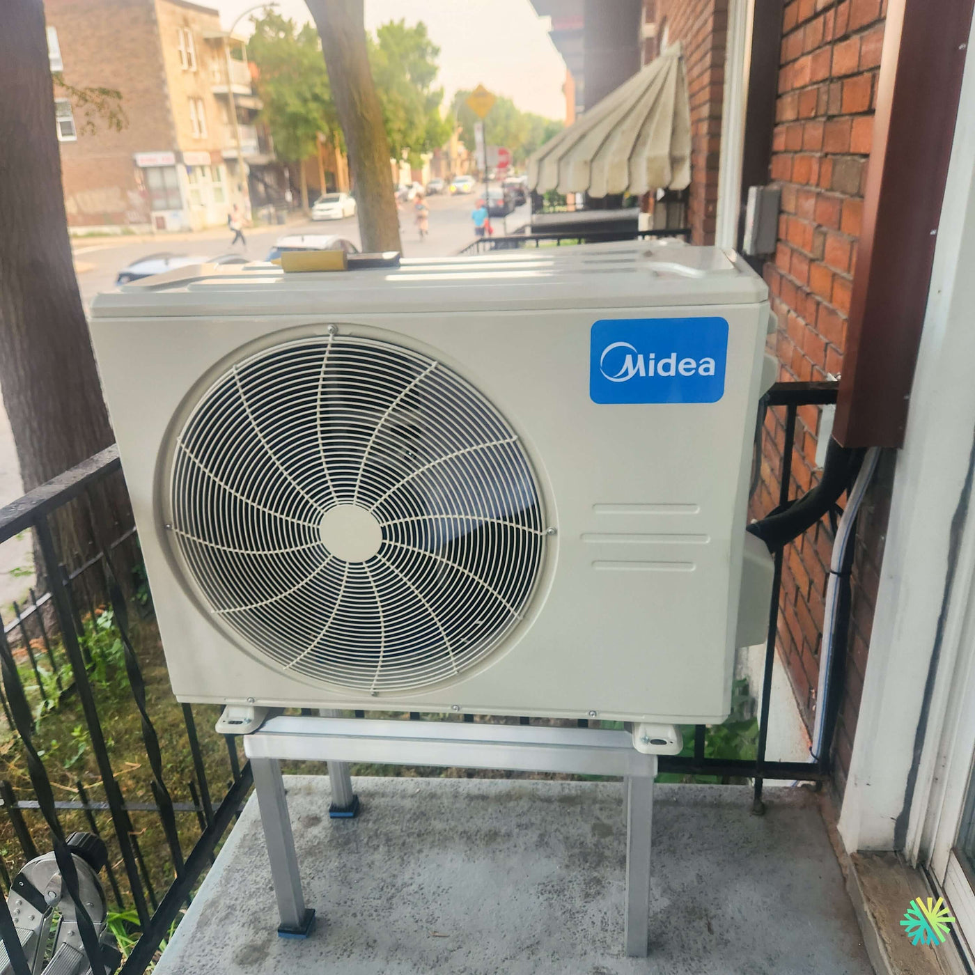 Installation d’une thermopompe murale MIDEA35 12 000 BTU à Deux-Montagnes : une solution compacte, efficace et parfaitement adaptée à un balcon urbain