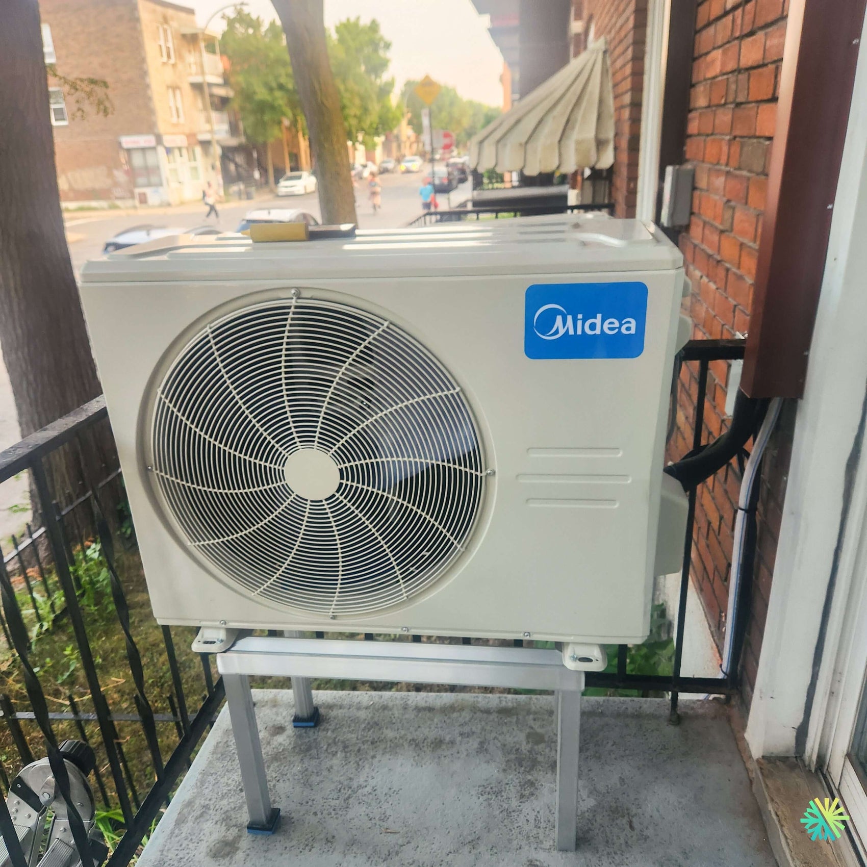 Installation d’une thermopompe murale MIDEA35 12 000 BTU à Deux-Montagnes : une solution compacte, efficace et parfaitement adaptée à un balcon urbain