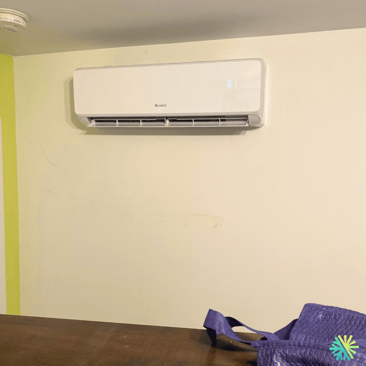 Installation d’une thermopompe murale Gree dans une salle familiale à LaSalle