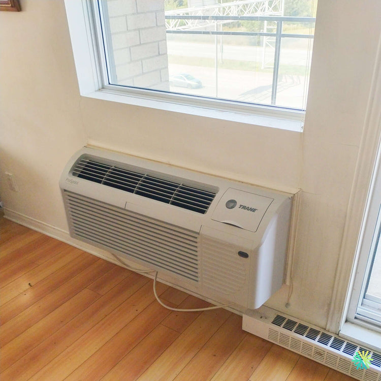 Installation d’un PTAC TRANE ProSpace à Sainte-Madeleine sous une fenêtre avec adaptation à une configuration murale étroite