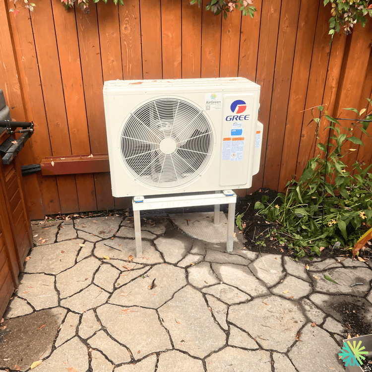 Installation d’une thermopompe Gree FreeMatch à Rosemont–La Petite-Patrie : performance discrète et intégration soignée en cour arrière