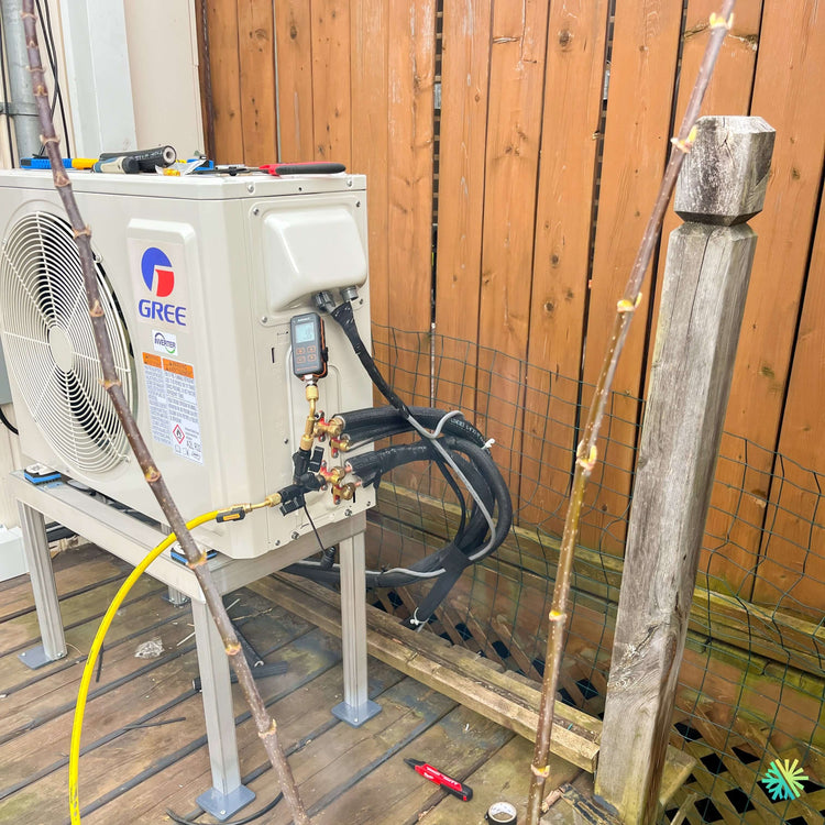 Installation d’une thermopompe murale GREE CHARMO R32 dans Le Sud-Ouest de Montréal : une intégration soignée sur terrasse avec mise en service technique complète