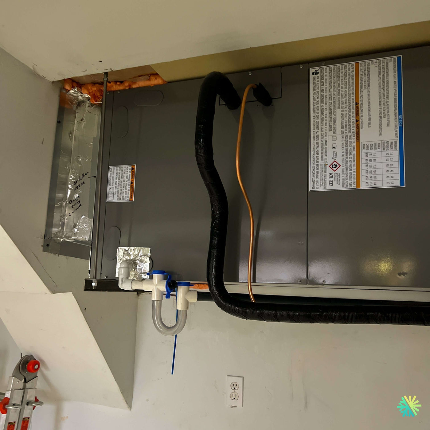 Installation d’une fournaise électrique Air Handler GREE FLEXX à Senneville – système central gainable R32 installé en position horizontale dans un espace restreint