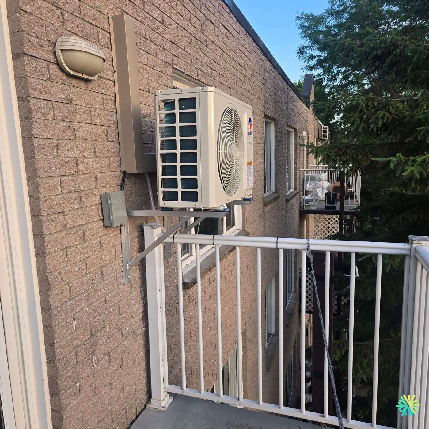 Installation d’une Gree (série R-32) thermopompe murale à Laval – Chomedey