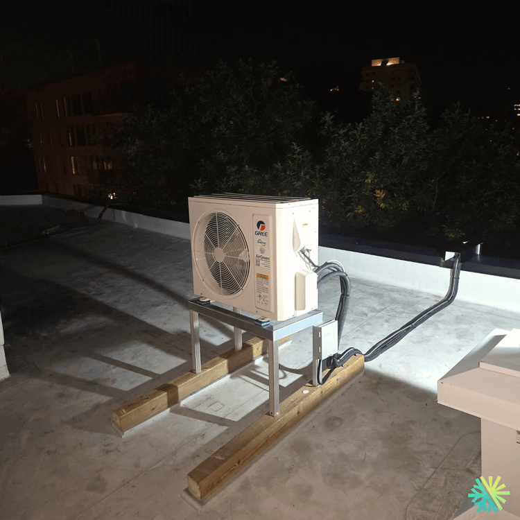 Installation d’une thermopompe murale Gree sur toit plat au Plateau-Mont-Royal