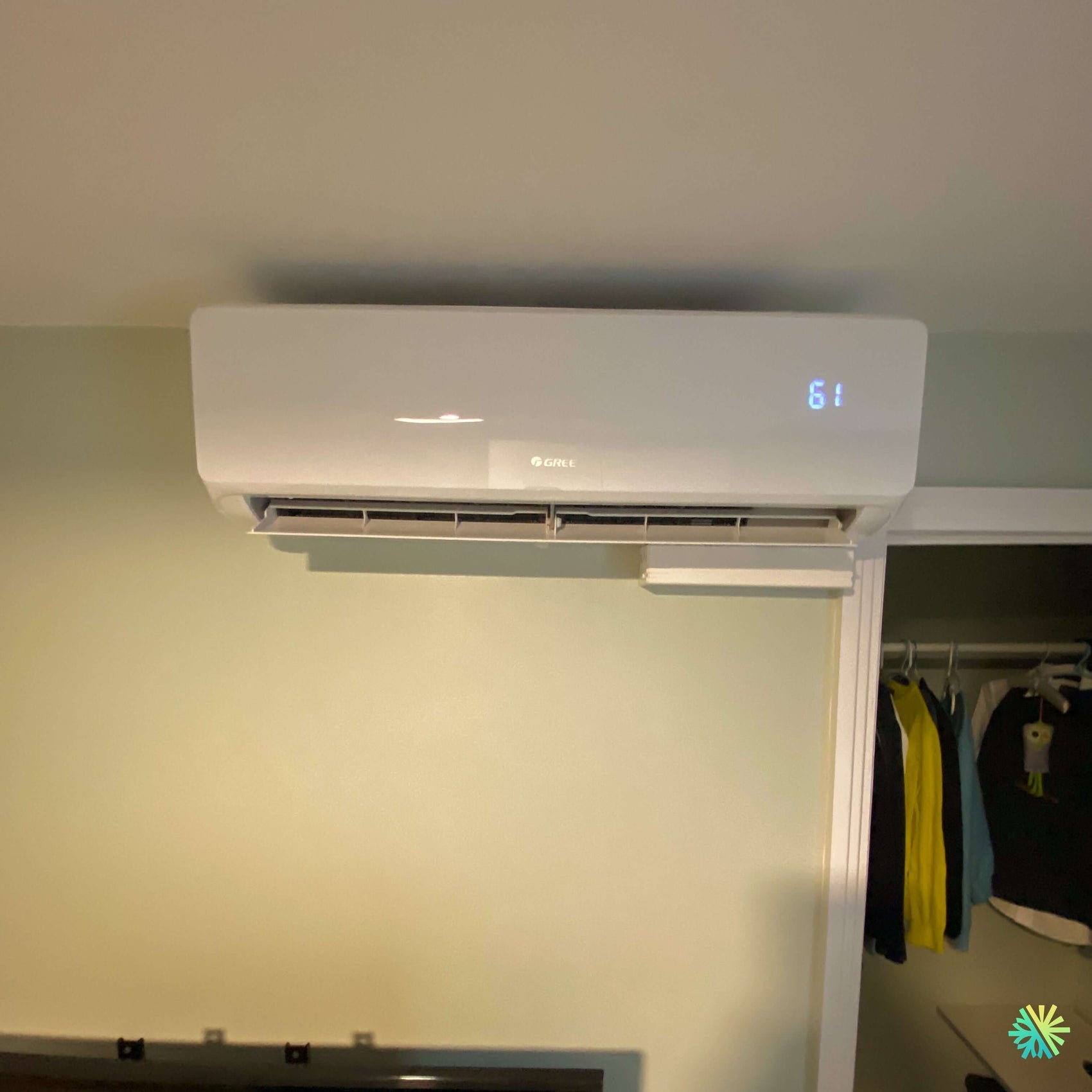 Installation d’une thermopompe TripleZone GREE FREE MATCH R32 3 zones 3 têtes à Laval avec unité murale intérieure installée près d’un garde-robe