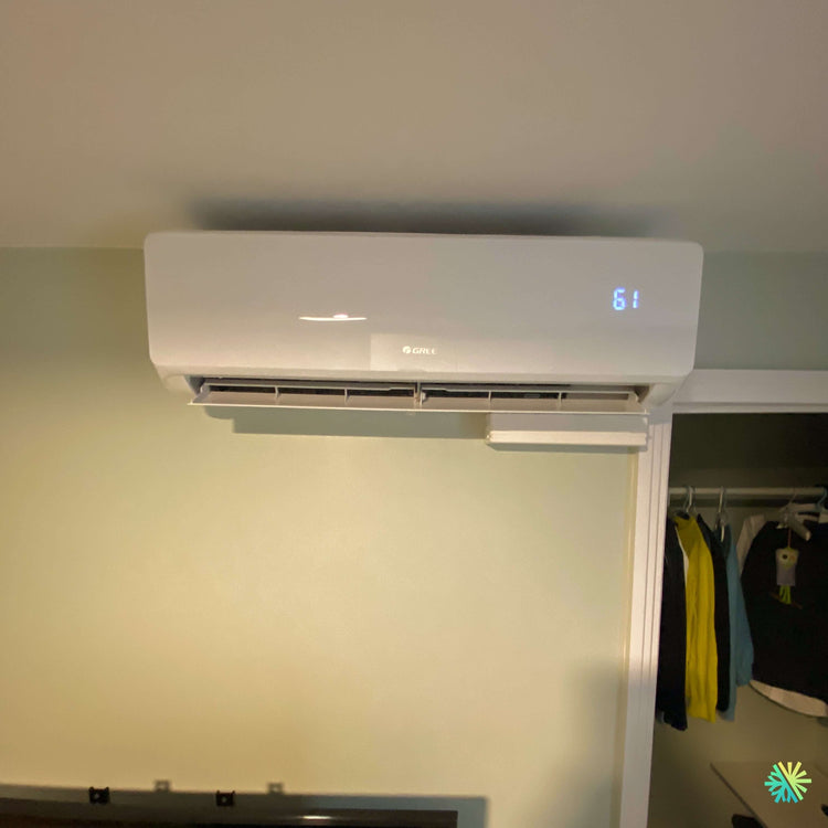 Installation d’une thermopompe TripleZone GREE FREE MATCH R32 3 zones 3 têtes à Laval avec unité murale intérieure installée près d’un garde-robe