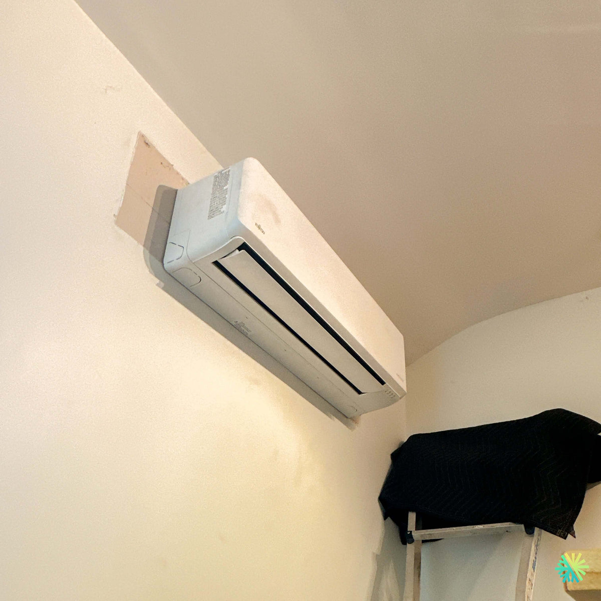 Installation d’une thermopompe murale Fujitsu AIRSTAGE Altair 500 à Saint-Valentin, en Montérégie sur la Rive-Sud