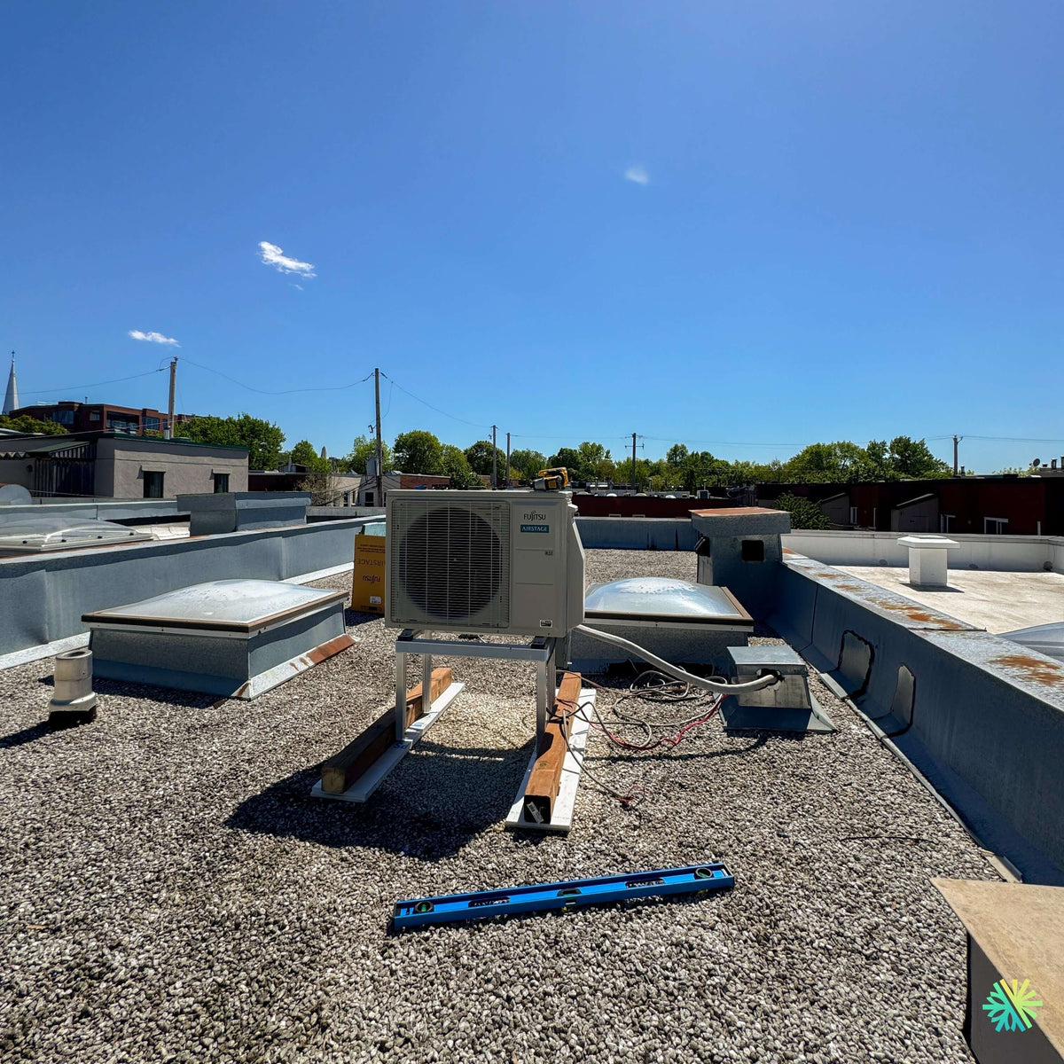 Installation d’une thermopompe murale FUJITSU ORION XLTH+ à Saint-Blaise-sur-Richelieu : unité extérieure surélevée sur toit plat et chauffage jusqu’à -30 °C