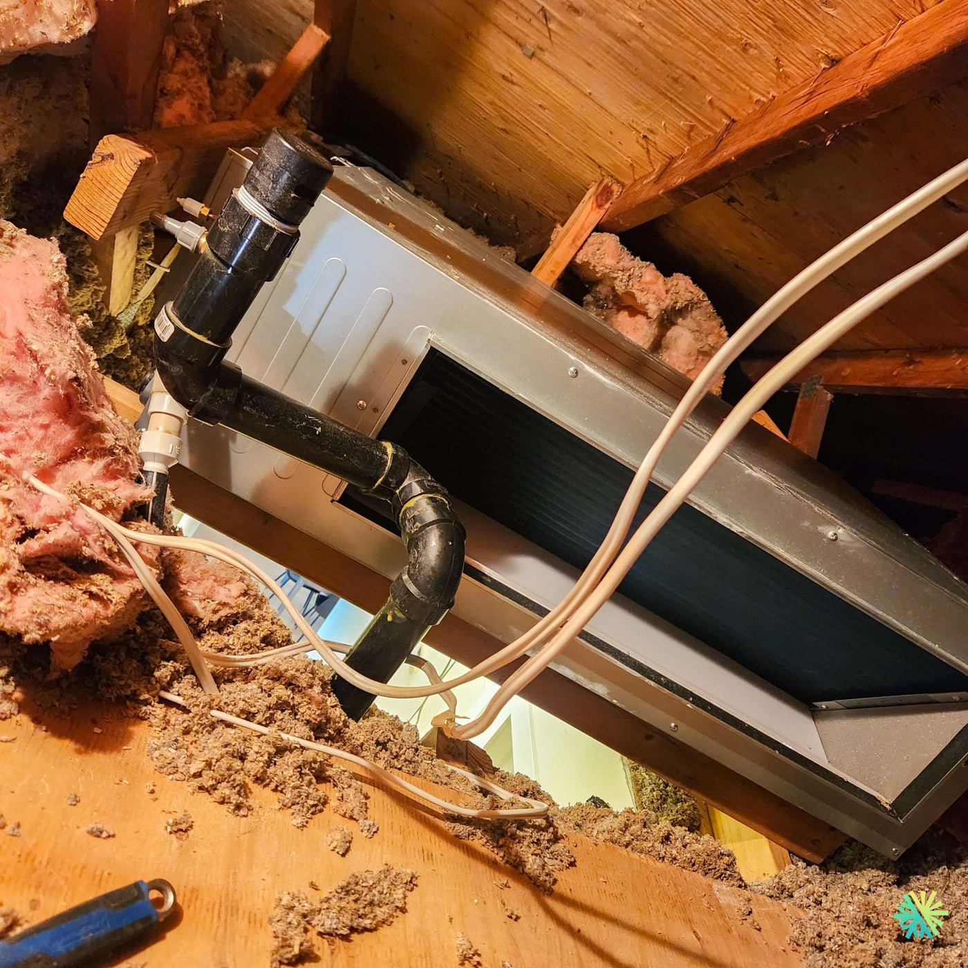 Installation d’une thermopompe gainable GREE All Match Slim Duct R32 à Le Sud-Ouest : système Slim Duct installé en entretoit avec drainage condensat et intégration CVAC discrète