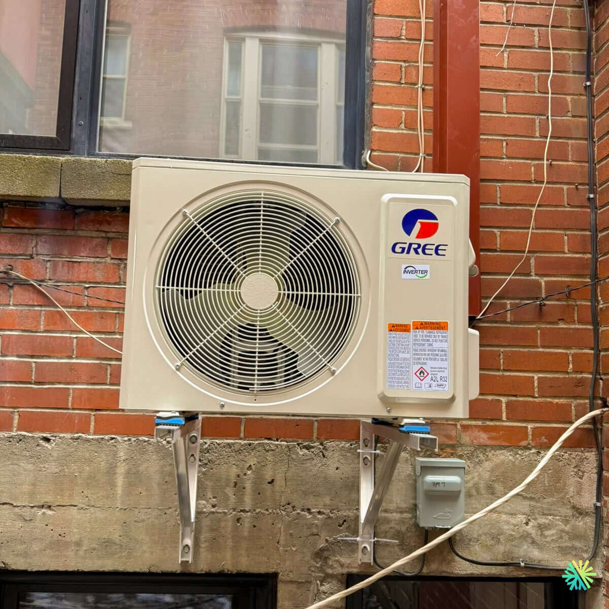 Installation d’une GREE VITA R32 Thermopompe Murale – Climatiseur – Mini Split sur façade de brique à Boisbriand, Rive Nord
