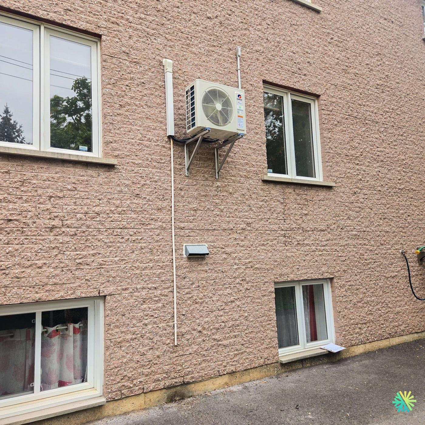 Installation d’une GREE CHARMO R32 Thermopompe Murale – Climatiseur – Mini Split sur le Plateau-Mont-Royal à Montréal