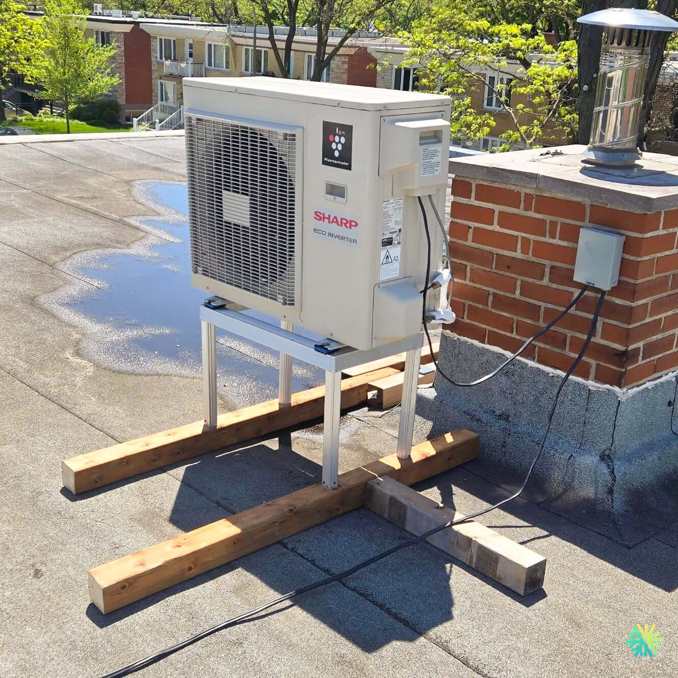 Installation d’une Thermopompe Murale Sharp ZU1 | 18 000 BTU sur le toit à Pierrefonds