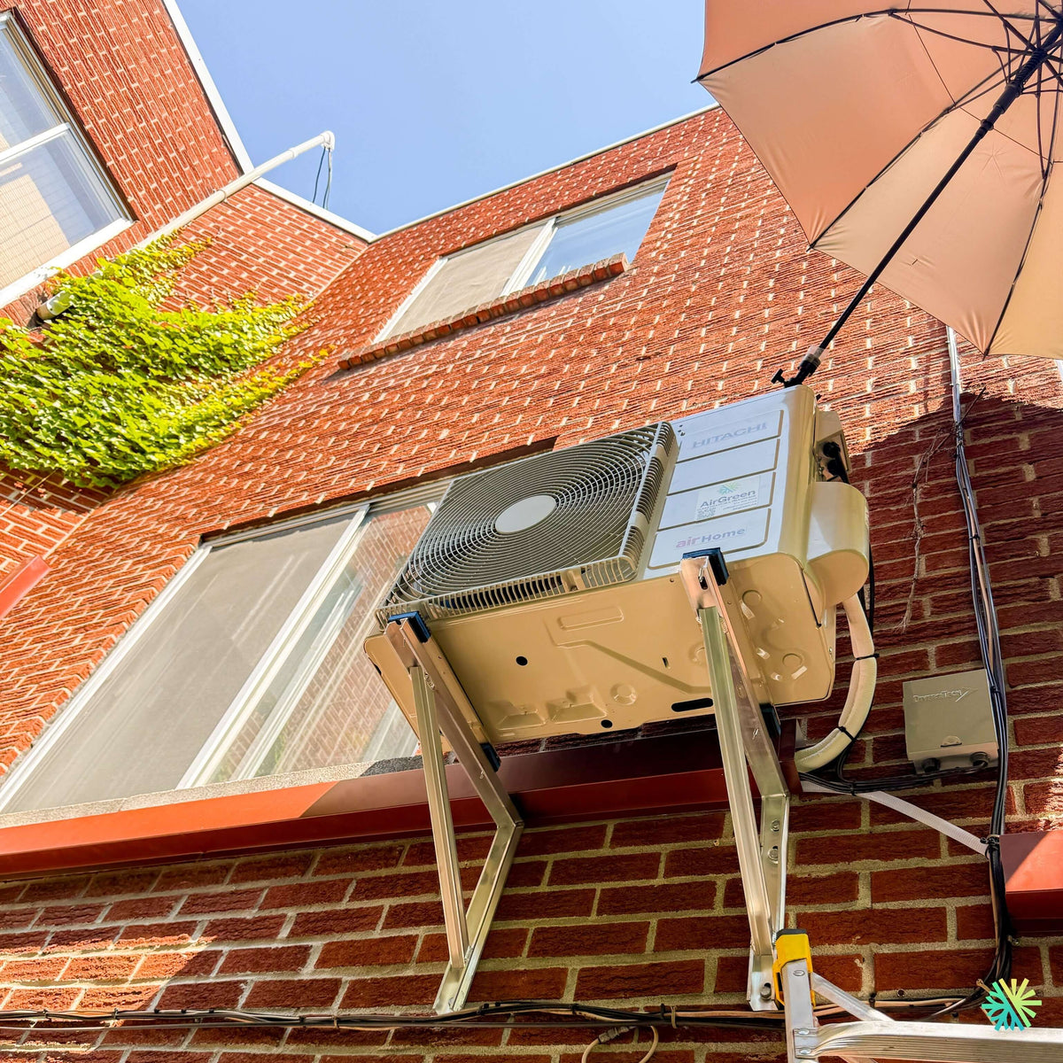 Installation d’une thermopompe murale Hitachi airHome 800 HeatForce sur supports muraux à Baie-D’Urfé, dans l’Ouest-de-l’Île de Montréal