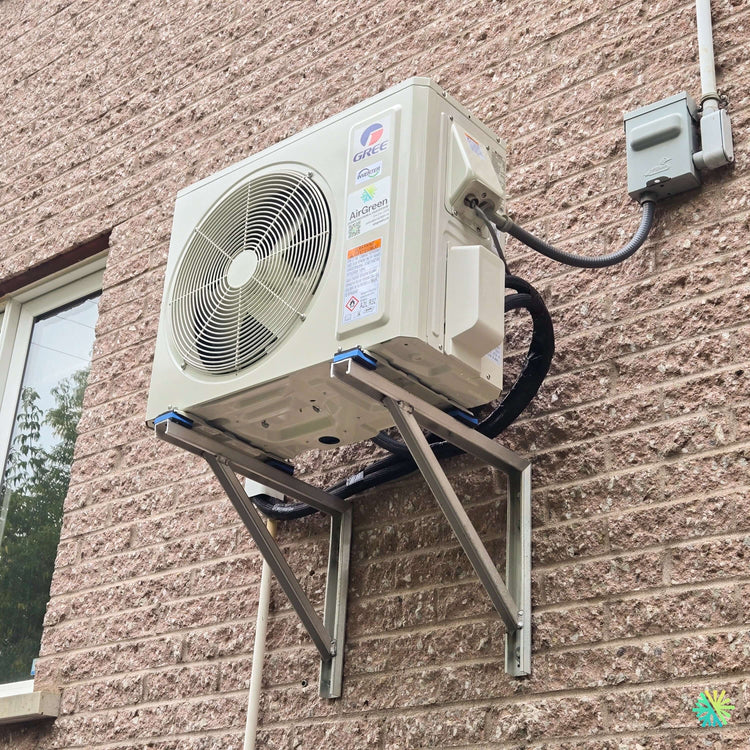 Installation d’une thermopompe DoubleZone GREE FREE MATCH R32 à Laval-Ouest : unité extérieure murale sur brique, 2 zones et 2 têtes intérieures