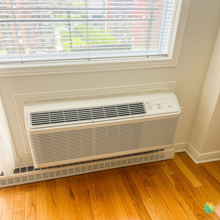 Installation d’un PTAC GENERAL ELECTRIC Zoneline à Saint-Aimé dans une chambre avec fenêtre et chauffage de plinthe existant