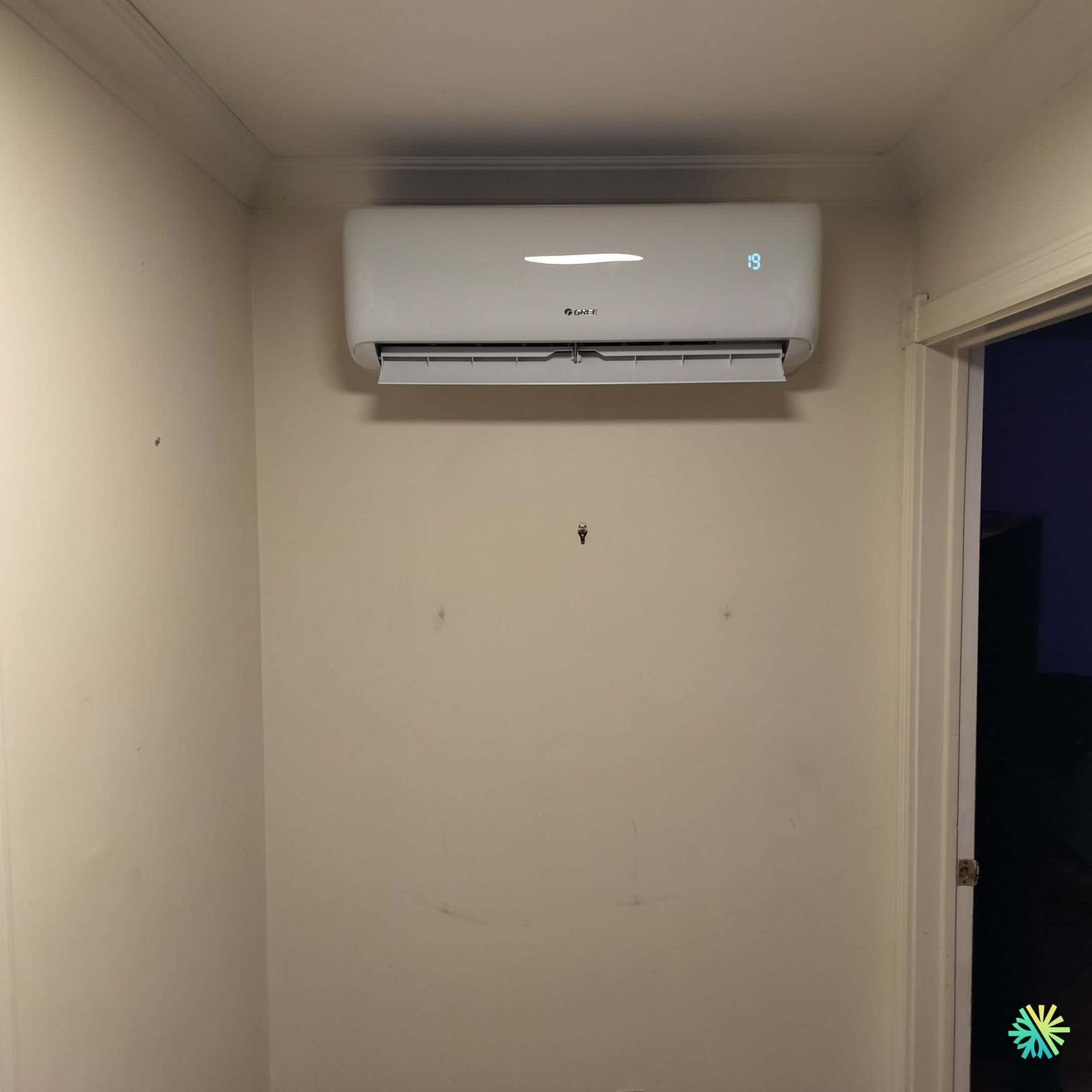 Installation d’une thermopompe murale GREE Clivia R32 à Vimont, Laval