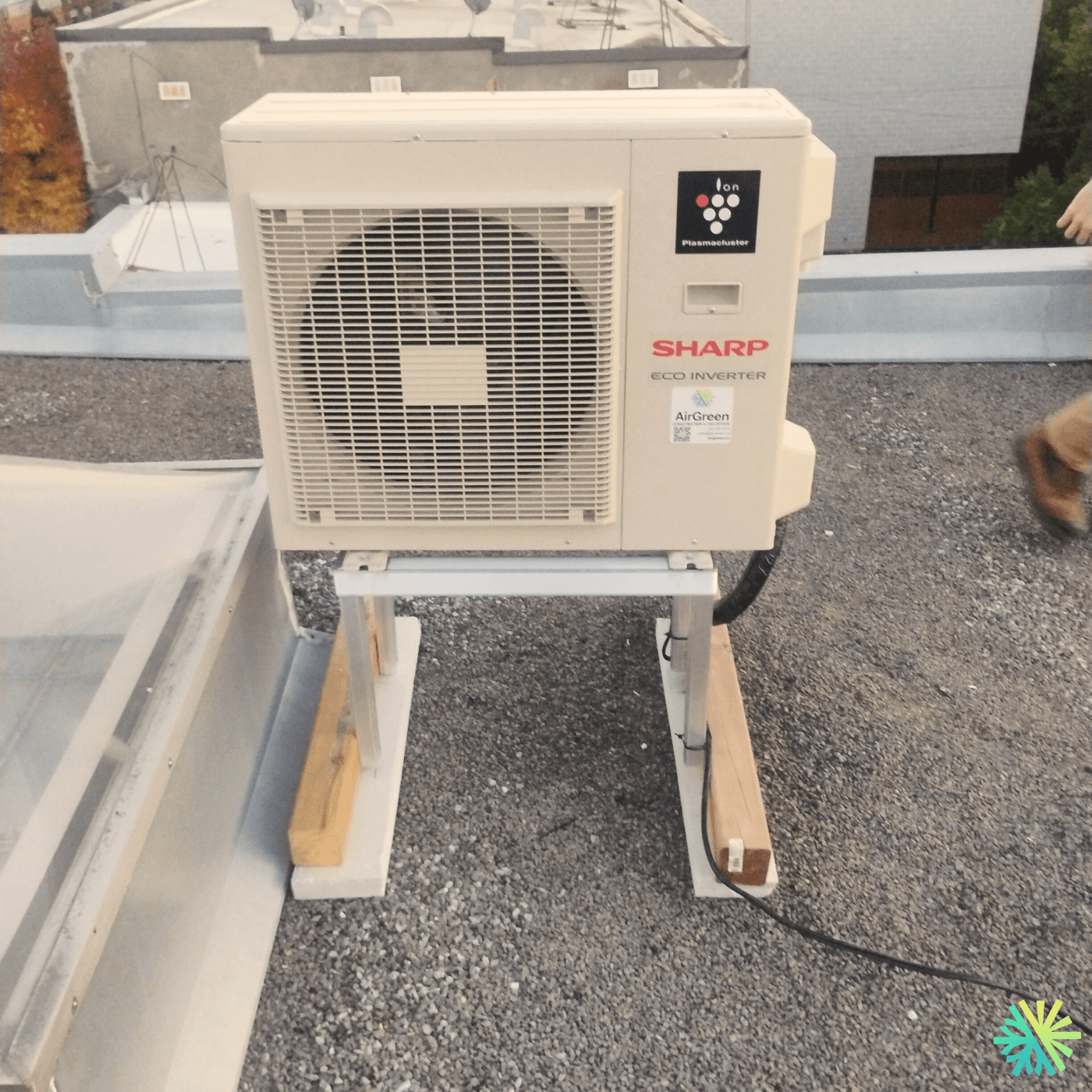 Installation d’une thermopompe murale Sharp sur toit plat à Plateau-Mont-Royal (Montréal)