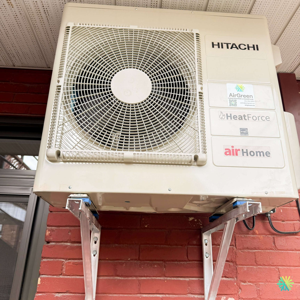 Installation d’une thermopompe murale Hitachi airHome 800 sur supports muraux à Îles-Laval