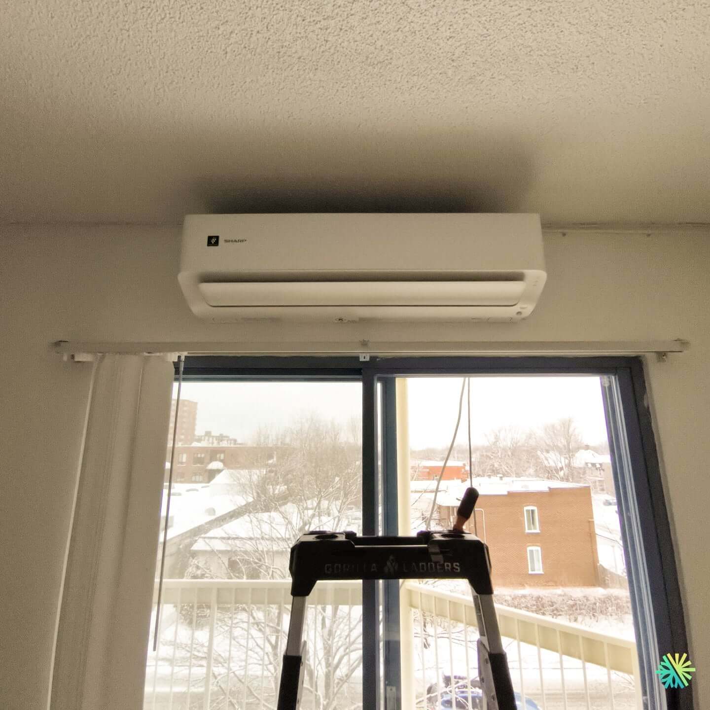 Installation d’une thermopompe murale SHARP ZU1 12 000 BTU à Saint-Lambert : performance, efficacité et confort pour l’hiver québécois