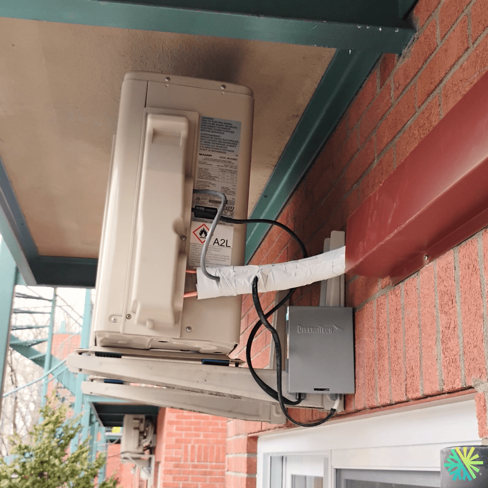 Installation d’une thermopompe murale Sharp sur balcon à Rosemont–La Petite-Patrie (Montréal)
