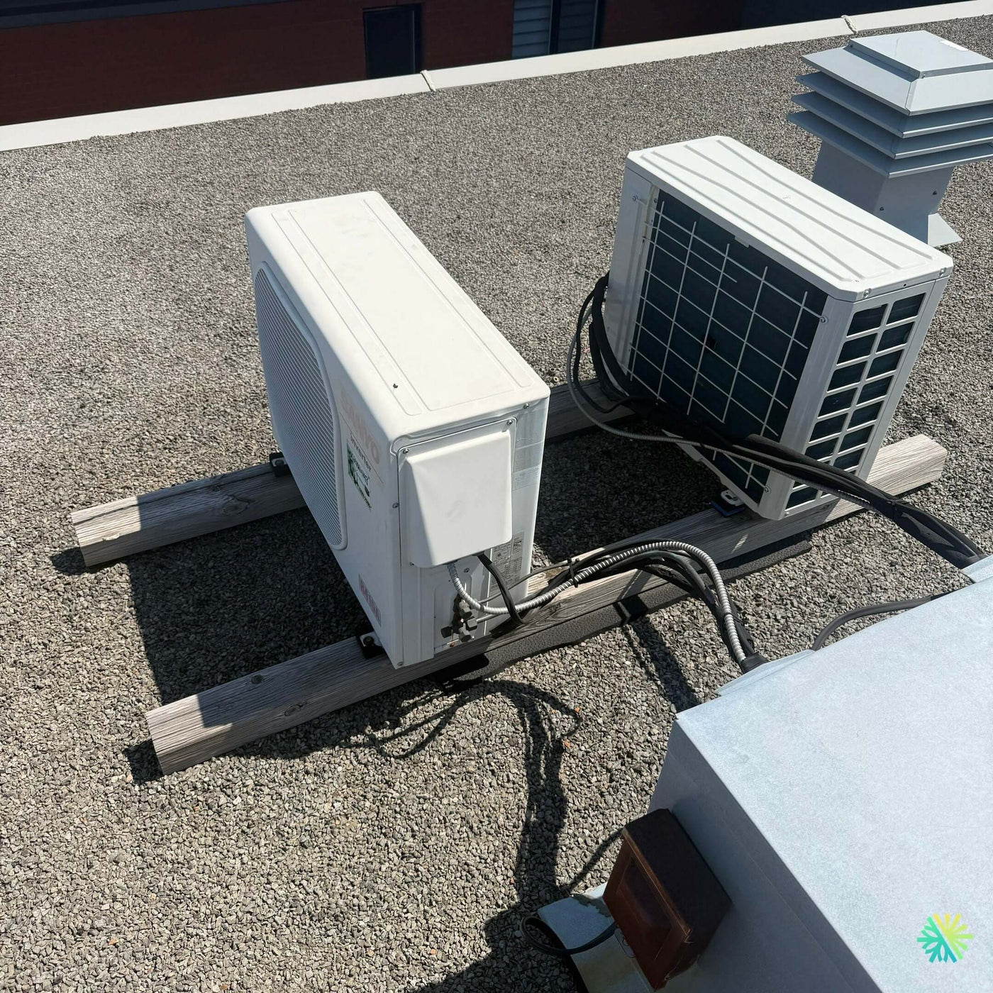 Installation d’une thermopompe murale Midea sur toit plat à Rosemont–La Petite-Patrie