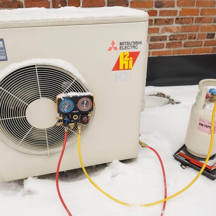 Climatiseur mural installé dans un salon moderne - Comment fonctionne un climatiseur mural? Guide approfondi par AirGreen, Montréal.