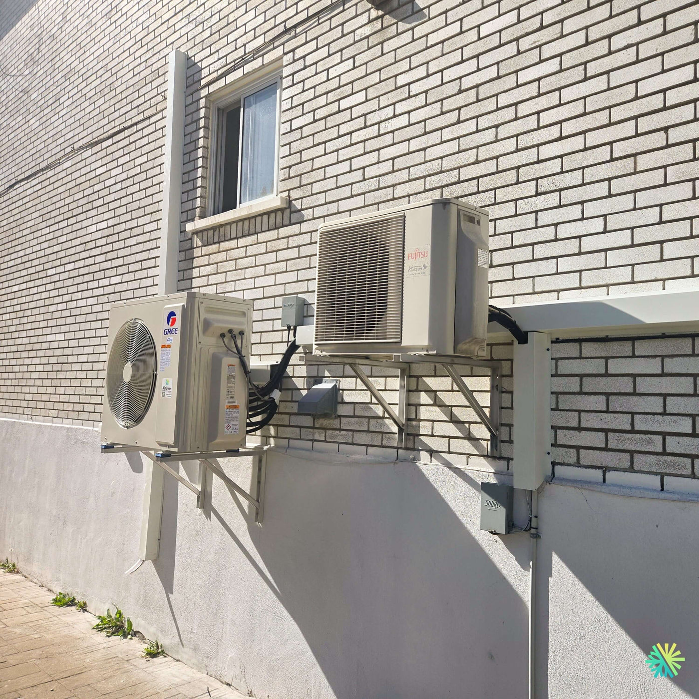 Installation d’une thermopompe DoubleZone GREE FREE MATCH R32 à Laval-des-Rapides avec remplacement d’une ancienne unité Fujitsu extérieure