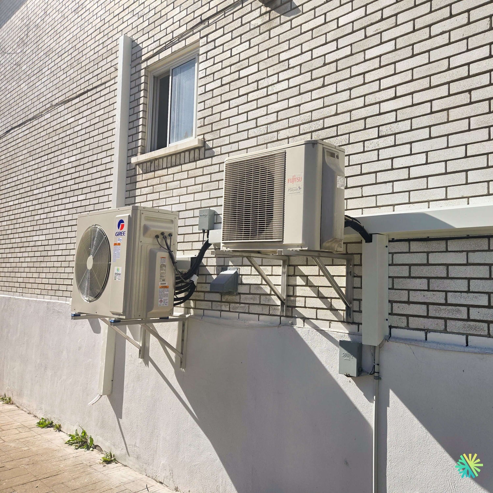 Installation d’une thermopompe DoubleZone GREE FREE MATCH R32 à Laval-des-Rapides avec remplacement d’une ancienne unité Fujitsu extérieure