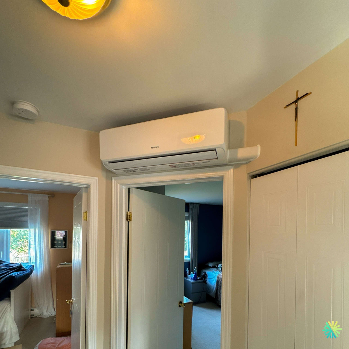 Installation d’une thermopompe TripleZone GREE FREE MATCH R32 à Brossard : système 3 zones, 3 têtes, installé avec précision dans un corridor résidentiel à l’étage