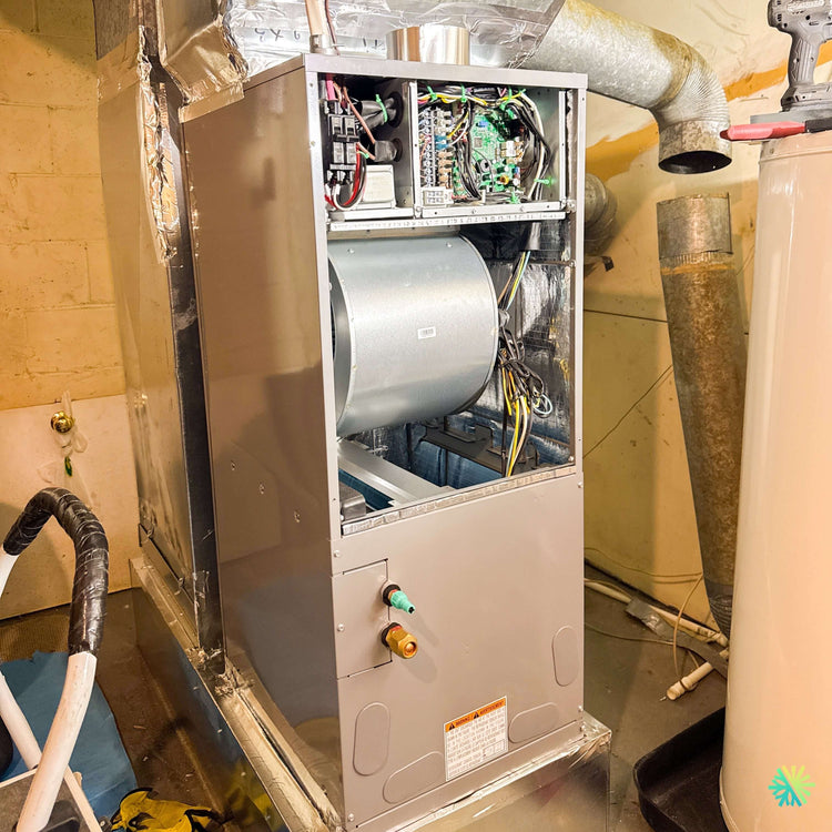 Installation d'une thermopompe centrale GREE UNIX R32 de 2 tonnes avec chauffage électrique d'appoint intégré (fournaise électrique) à Otterburn Park, MRC de La Vallée-du-Richelieu