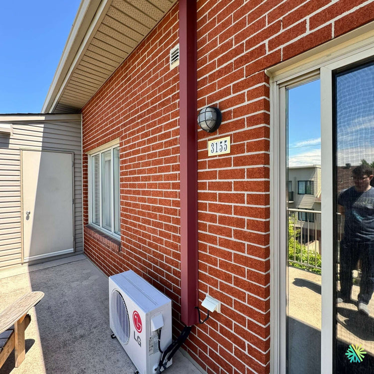 Installation d’une thermopompe murale LG dans un condo à Saint-Laurent
