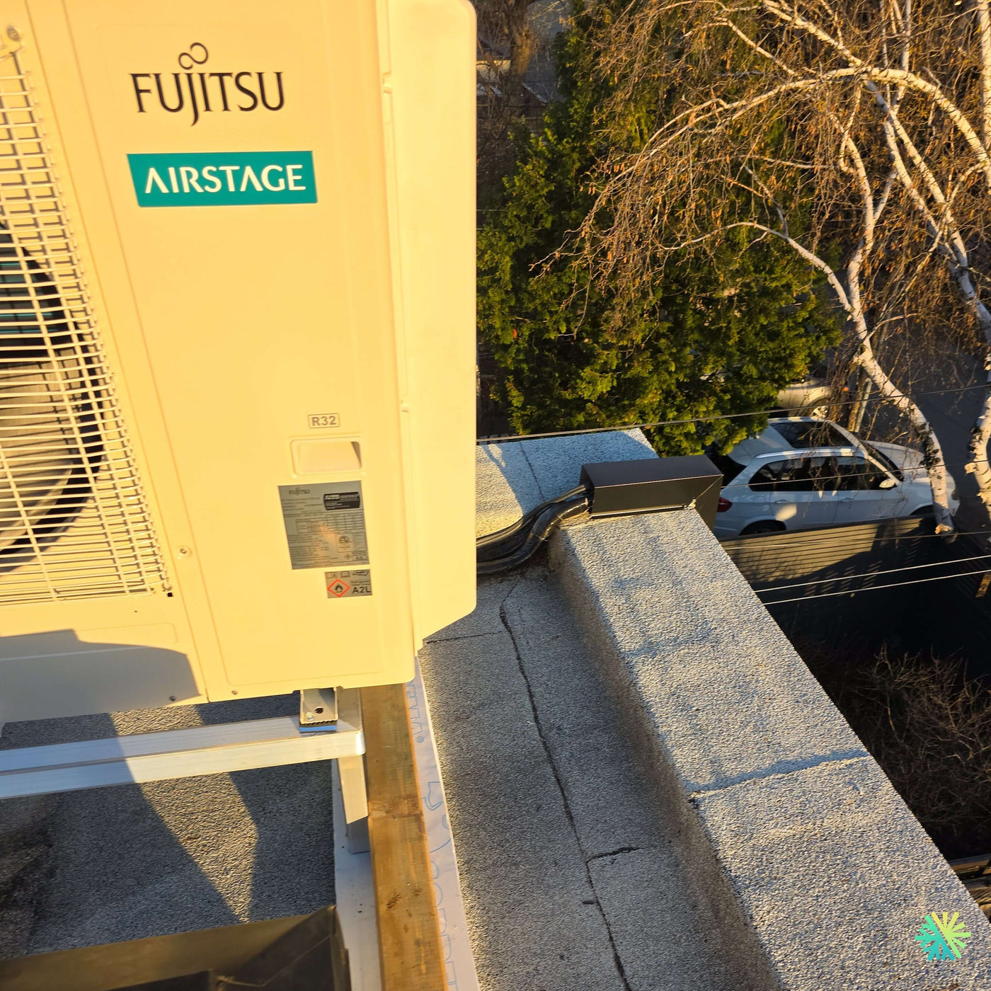 Installation d’une thermopompe murale FUJITSU ALTAIR 500 Mini Split à Côte Saint-Luc : une solution CVAC haut rendement installée avec précision sur une toiture résidentielle