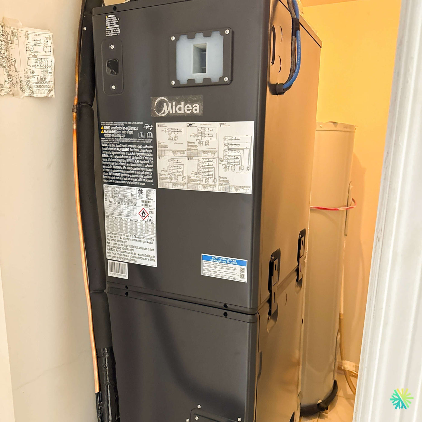Installation d’une fournaise électrique MIDEA EVOX G3 5 tonnes à Chomedey, Laval : système central avec air handler dans un espace mécanique restreint