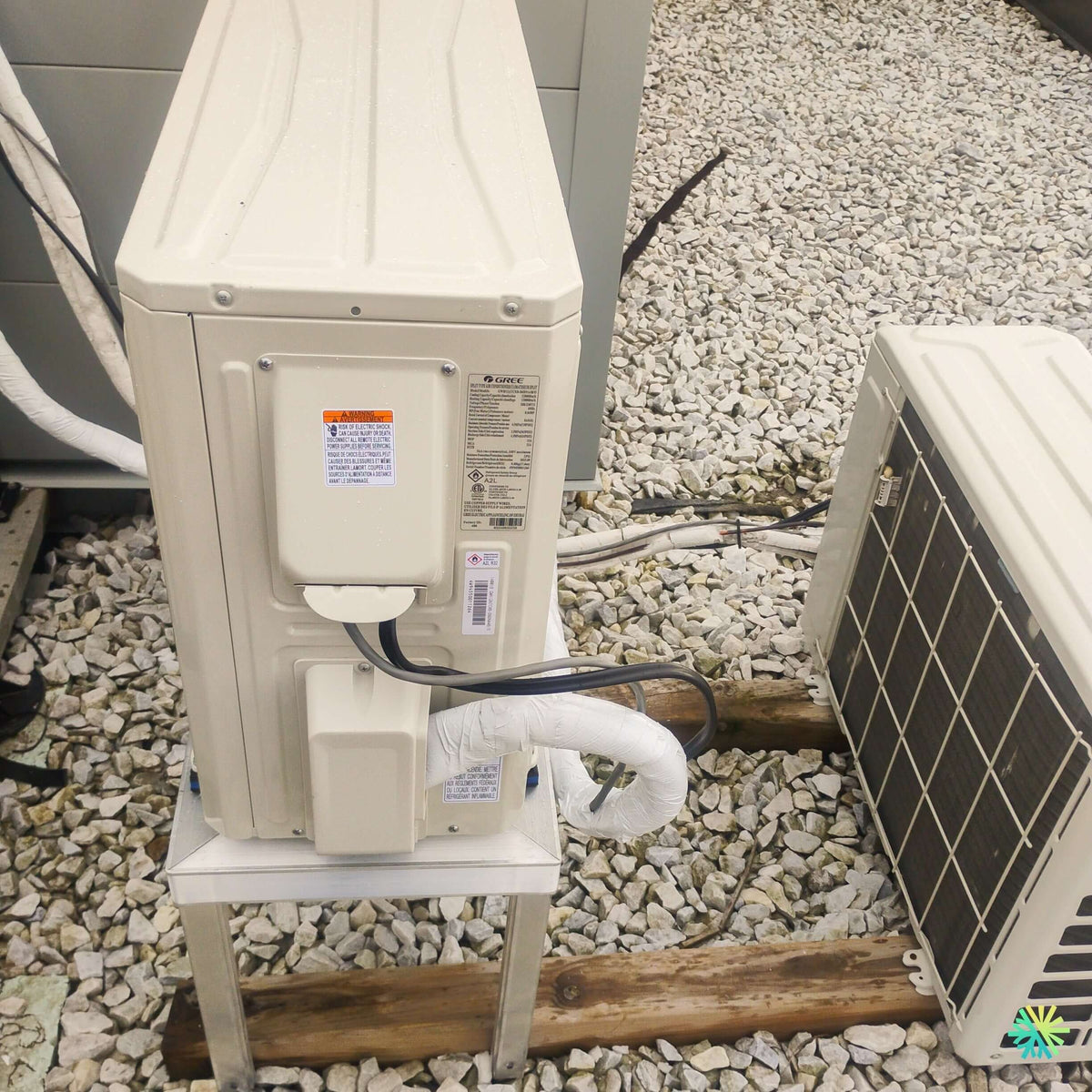 Installation d’une thermopompe murale GREE VITA R32 12 000 BTU à Baie-D’Urfé : mini split R32 installé sur support extérieur pour un confort résidentiel fiable