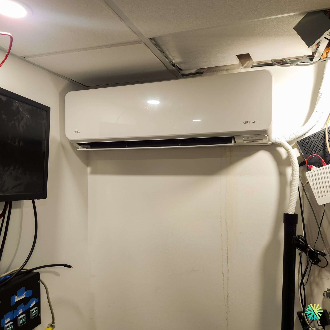Installation d’une thermopompe murale FUJITSU ORION XLTH 18 000 BTU dans une salle de serveurs au centre-ville de Montréal
