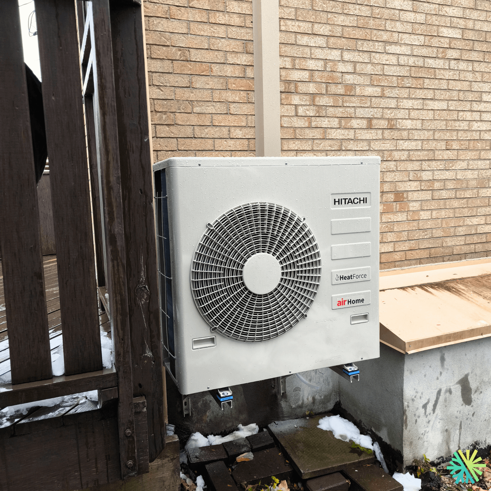 Service et entretien d’une thermopompe murale Hitachi à Chomedey (Laval)