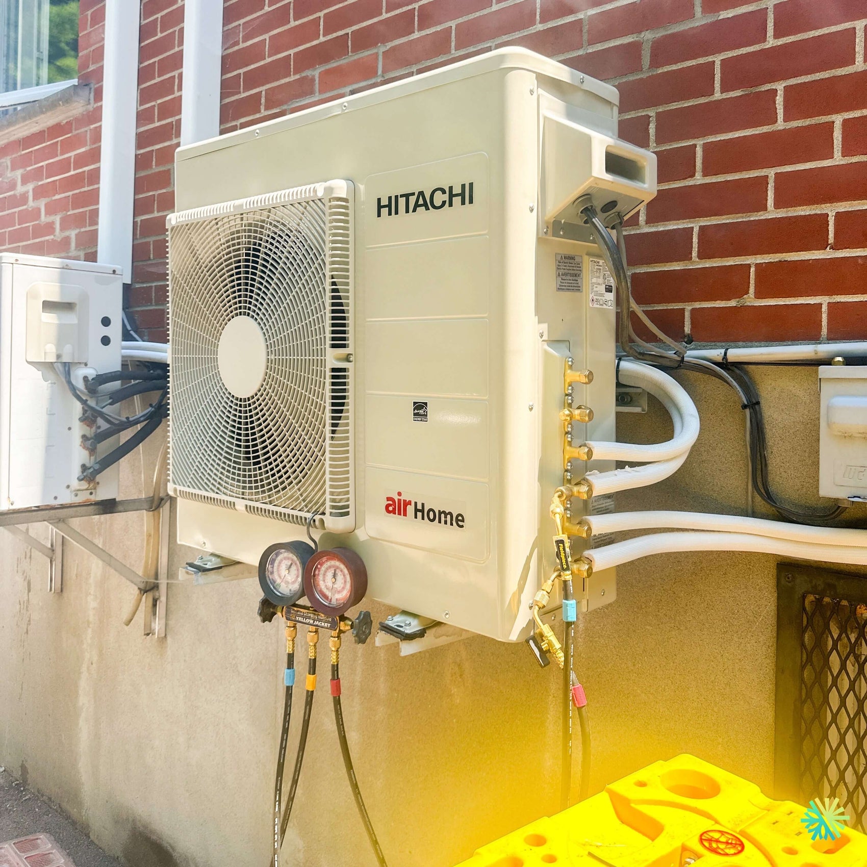 Installation d’une thermopompe multizone triple zone Hitachi airHome Multi à Pointe-Claire, dans l’Ouest-de-l’Île de Montréal