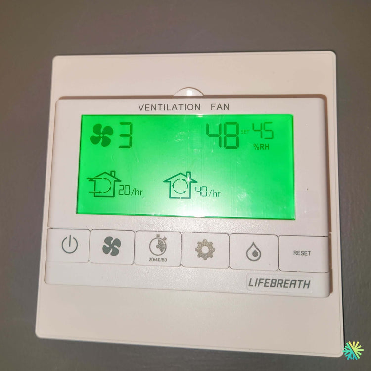 Installation d'un échangeur d'air Lifebreath 99-EAG5 avec commande 99-DXPL02 dans une maison de ville de Sainte-Thérèse, Basses-Laurentides
