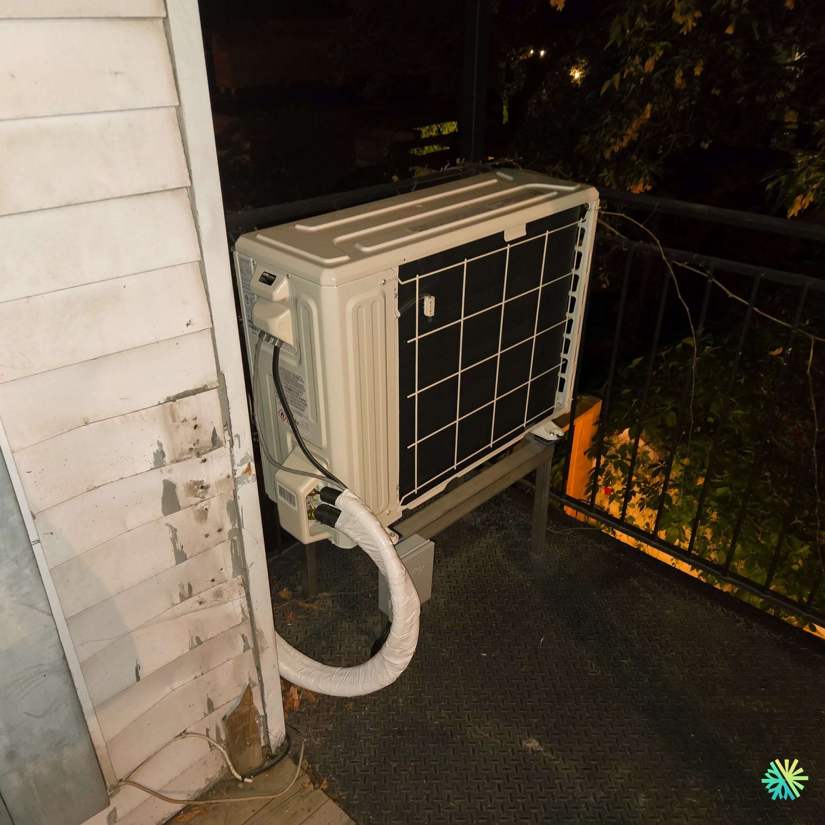 Installation d’une thermopompe double zone MIDEA MIDEA28 sur balcon au Plateau-Mont-Royal
