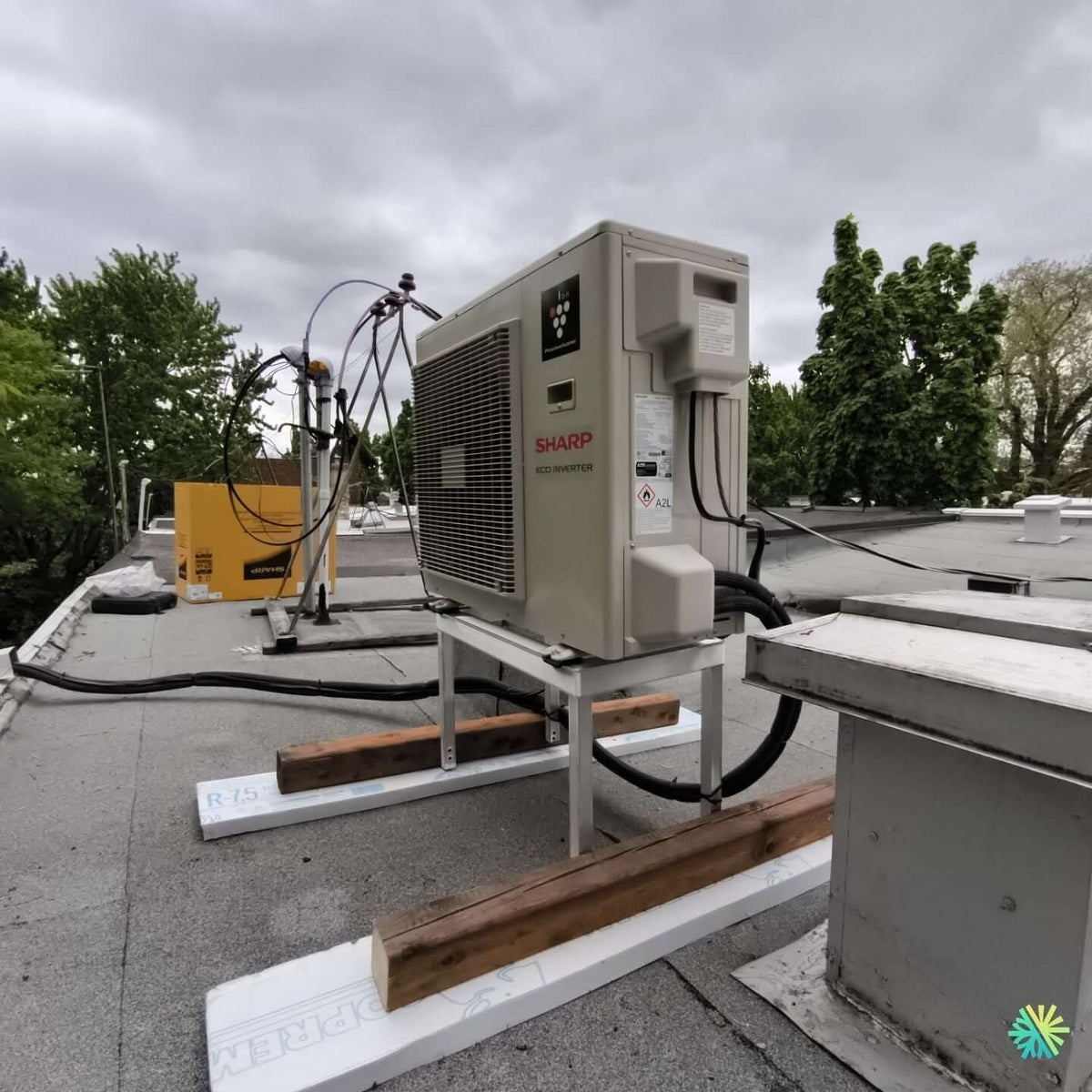 Installation d’une Sharp Eco Inverter (thermopompe murale) sur toit plat à Villeray–Saint-Michel–Parc-Extension