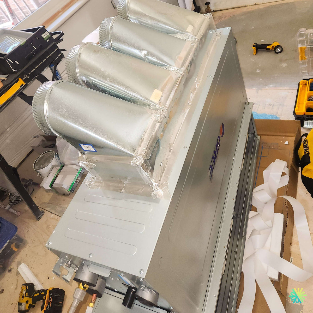 Installation d’une thermopompe gainable GREE All Match Slim Duct R32 à Sainte-Rose, Laval : confort discret, conduits sur mesure et intégration CVAC propre