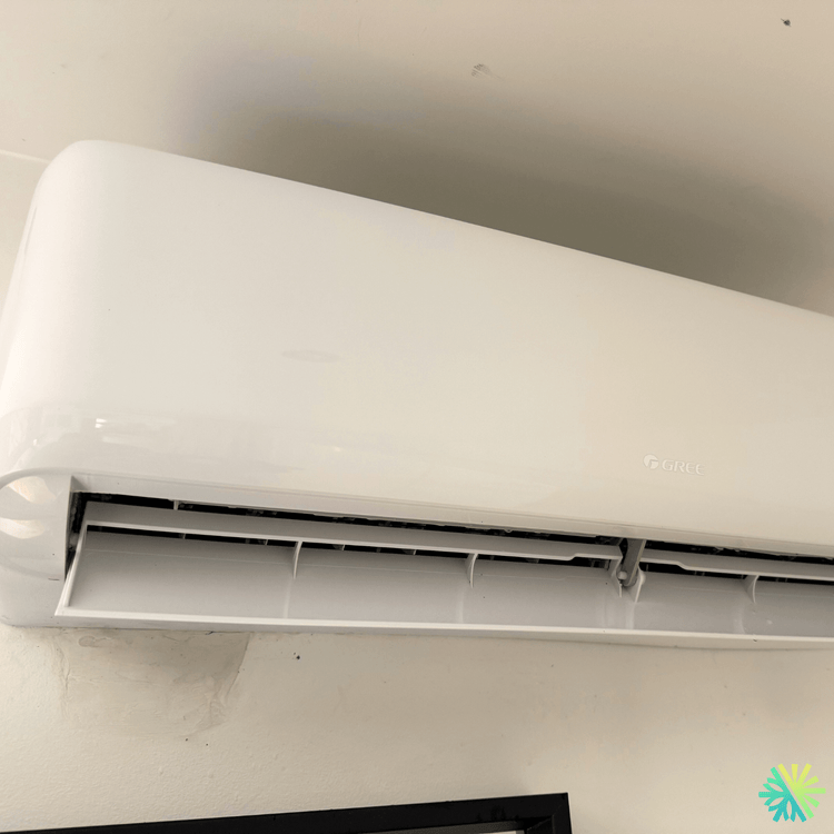 Nettoyage d’une thermopompe murale Gree à Ville-Marie (Montréal)