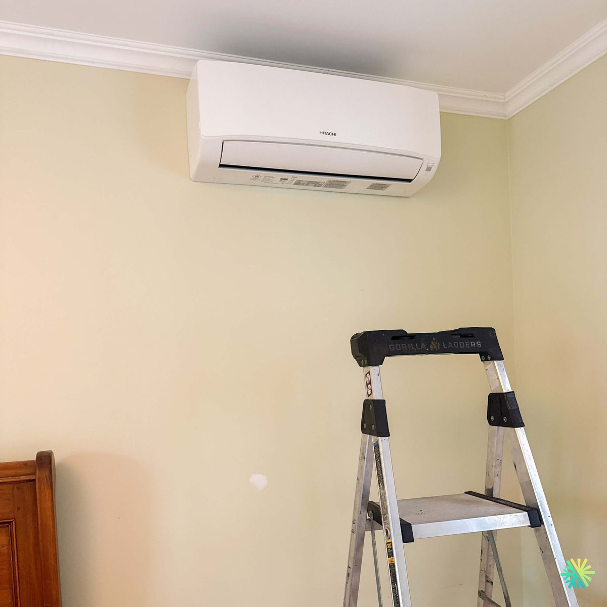 Installation d’une thermopompe murale Hitachi airHome 400 dans une chambre à Ville Mont-Royal
