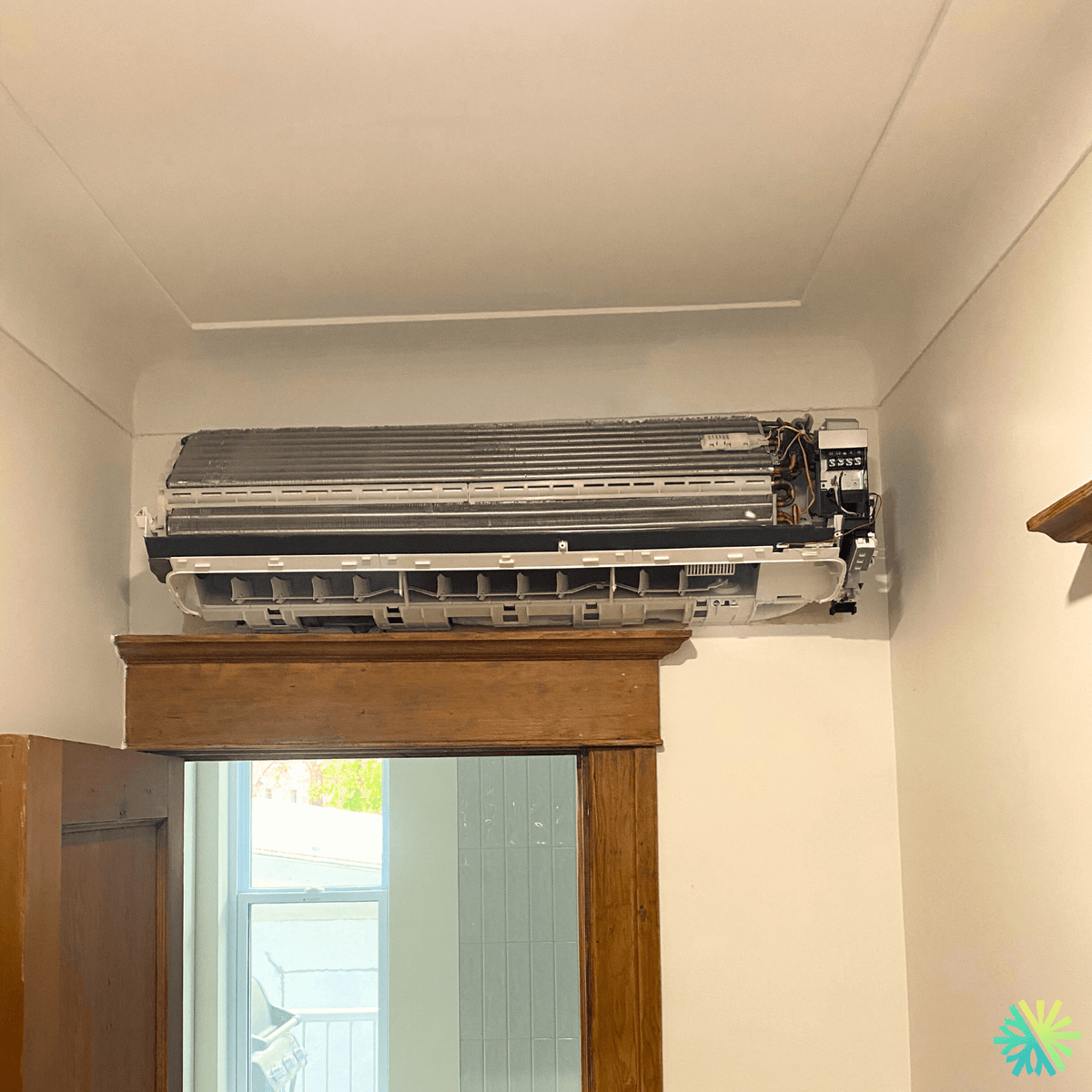 Service et entretien d’une thermopompe murale Sharp à Outremont